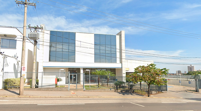 PRÉDIO COMERCIAL COM GALPÃO ANEXO EM ESTACIONAMENTO COBERTO COM 2127 M² EM PIRACICABA/SP