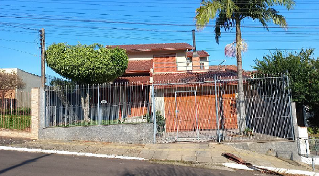 SOBRADO COM ÁREA DE 249 M² SOBRE TERRENO DE 385 M² EM GRAVATAÍ/RS